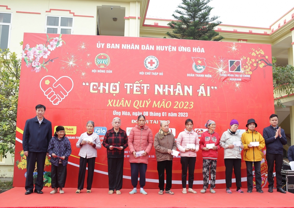 Huyện Ứng Hòa: 250 hộ dân được nhận quà từ chương trình 