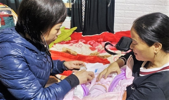 Hà Tĩnh: Phát hiện bé gái sơ sinh bị bỏ rơi bên vệ đường