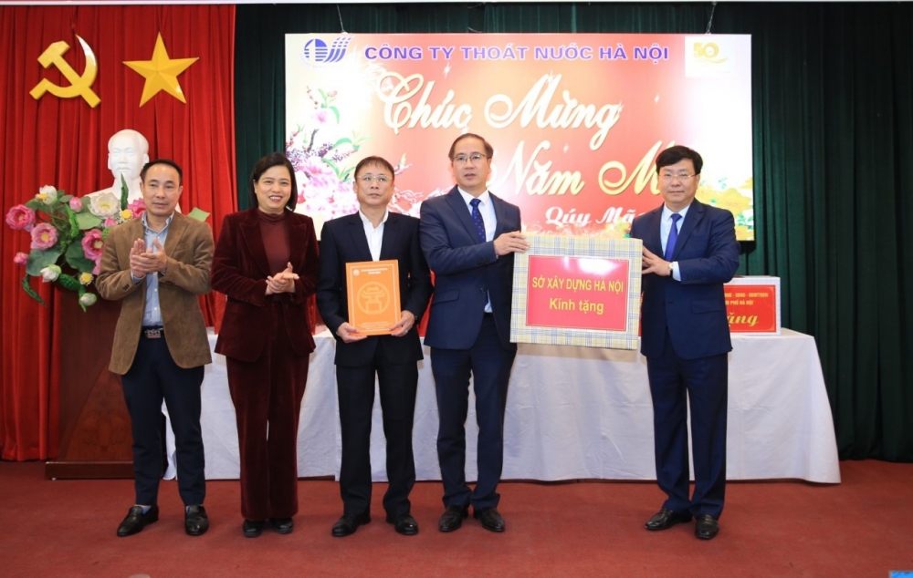 Lãnh đạo Sở Xây dựng Hà Nội thăm, tặng quà CNLĐ dịp Tết Nguyên đán Quý Mão 2023