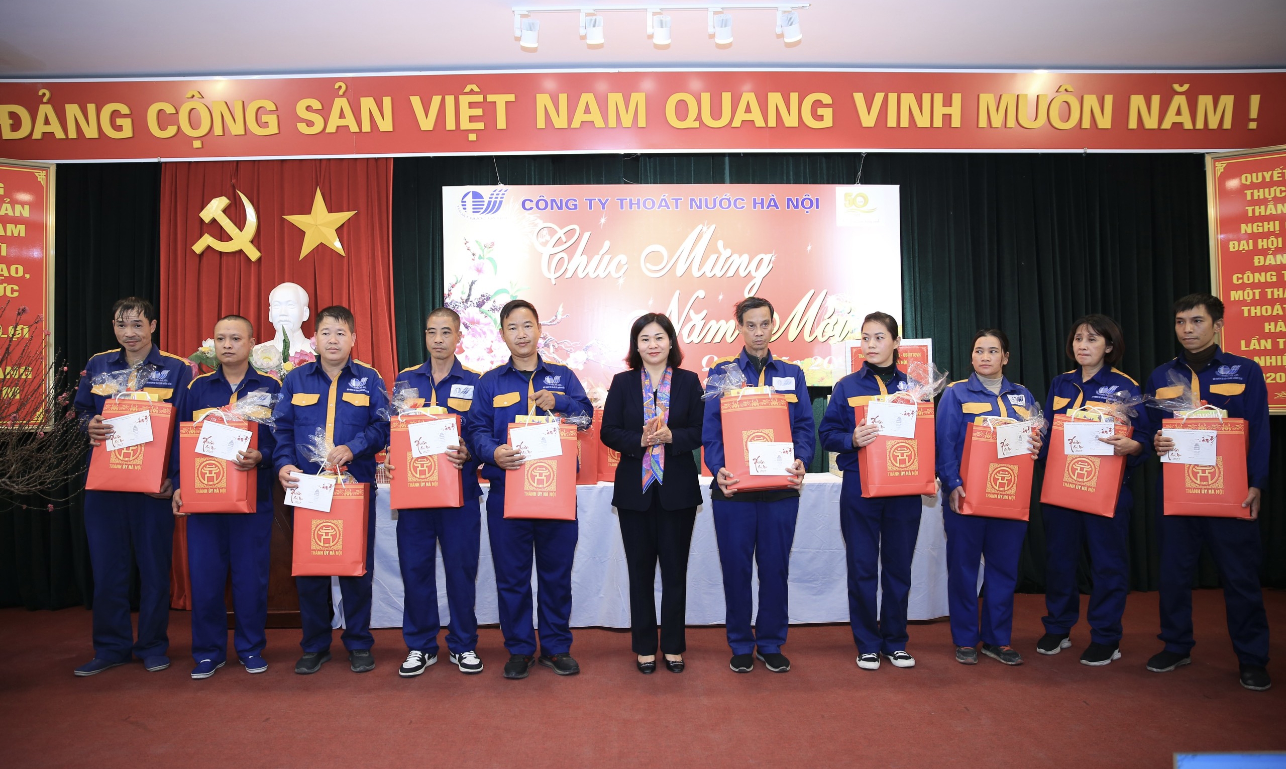 Phó Bí thư Thường trực Thành ủy Hà Nội Nguyễn Thị Tuyến thăm, tặng quà Tết cho người lao động
