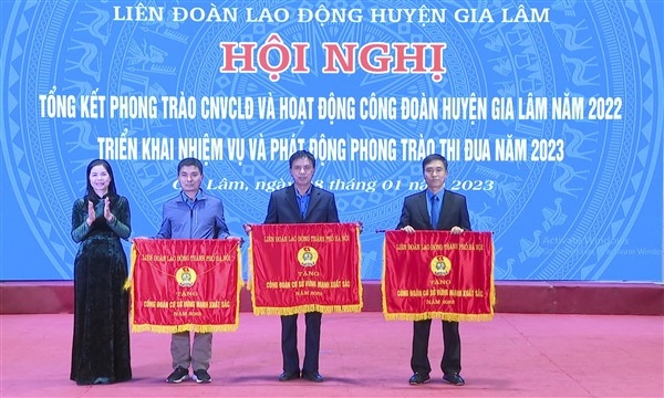 Liên đoàn Lao động huyện Gia Lâm vinh dự nhận Cờ thi đua xuất sắc của Tổng Liên đoàn Lao động Việt Nam