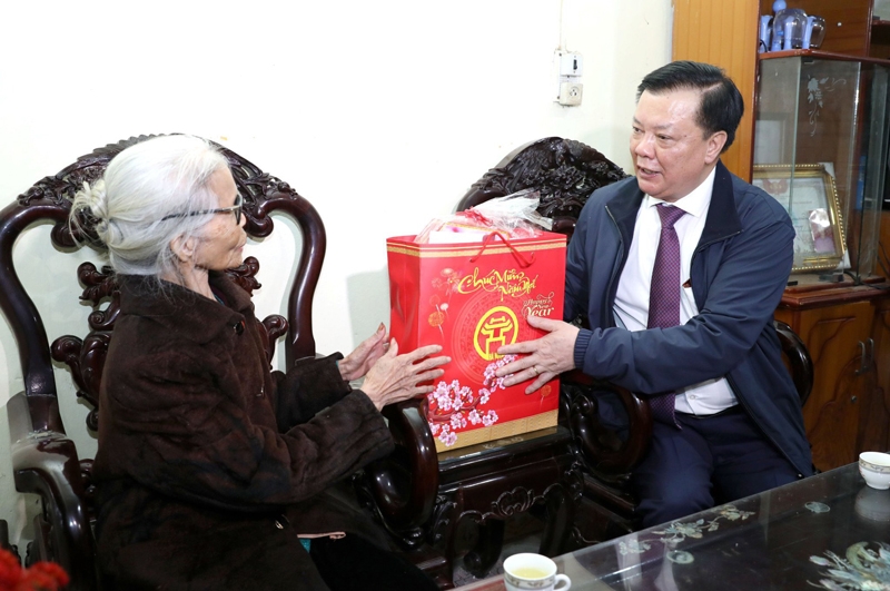 Bí thư Thành ủy Hà Nội Đinh Tiến Dũng tặng quà Tết cho công nhân lao động