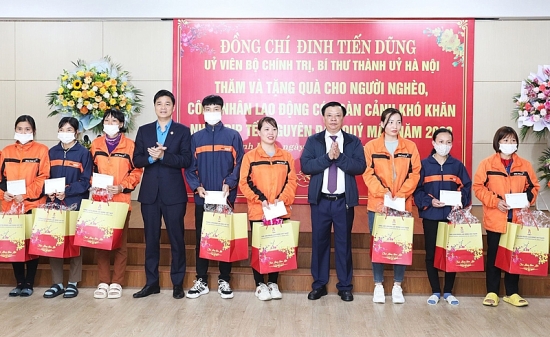 Bí thư Thành ủy Hà Nội trao quà Tết cho hộ nghèo và công nhân lao động