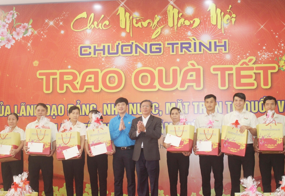 Ông Bùi Hoài Nam, Chủ tịch LĐLĐ Khánh Hòa trao quà cho CNLĐ. (Ảnh: Hương Thảo)
