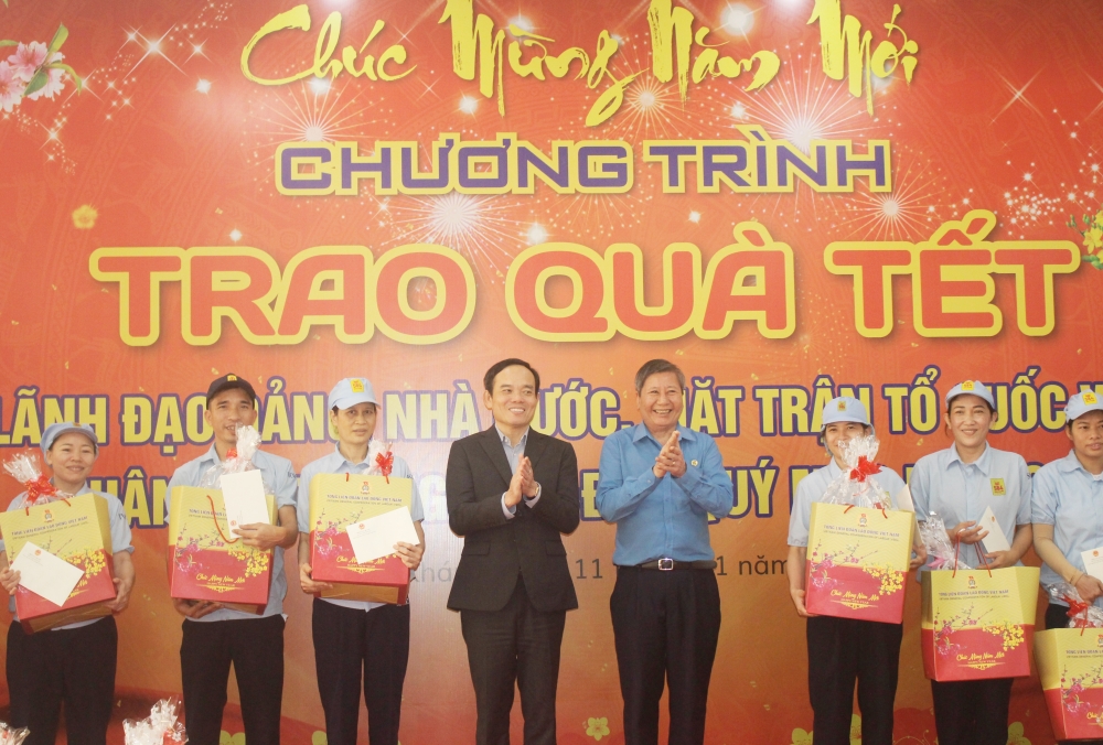 Phó Thủ tướng Chính Phủ Trần Lưu Quang và ông Trần Thanh Hải, Phó Chủ tịch thường trực Tổng LĐLĐ Việt Nam trao quà và chụp ảnh kỉ niệm cùng CNLĐ. (Ảnh: Hương Thảo)