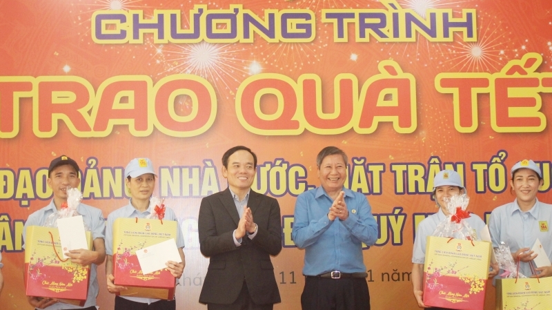 Phó Thủ tướng Chính phủ Trần Lưu Quang thăm và tặng quà Tết cho công nhân tại Khánh Hòa
