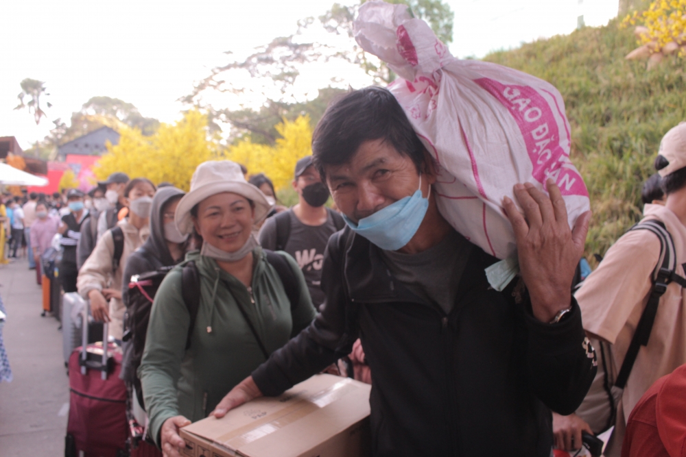 TP.HCM: 2.000 sinh viên về quê đón Tết trên "Chuyến xe mùa xuân"