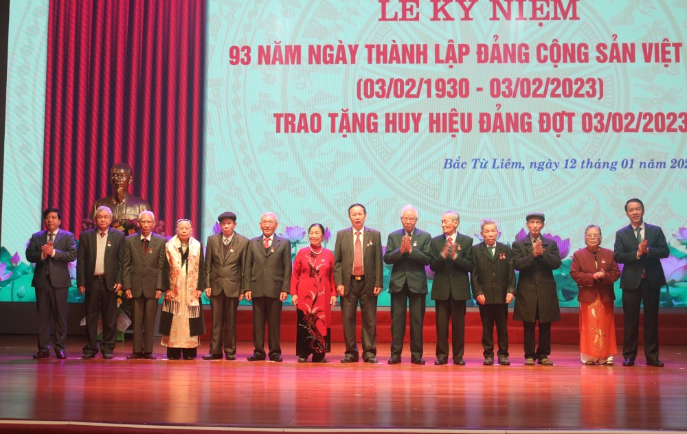 Quận Bắc Từ Liêm: Trao Huy hiệu Đảng cho gần 300 đảng viên