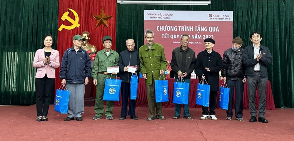 Đoàn Đại biểu Quốc hội thành phố Hà Nội thăm, tặng quà Tết tại Sơn Tây