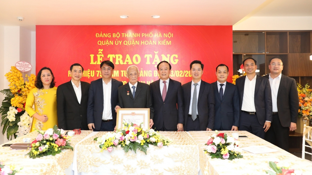 Đồng chí Nguyễn Ngọc Tuấn trao Huy hiệu Đảng cho đảng viên lão thành