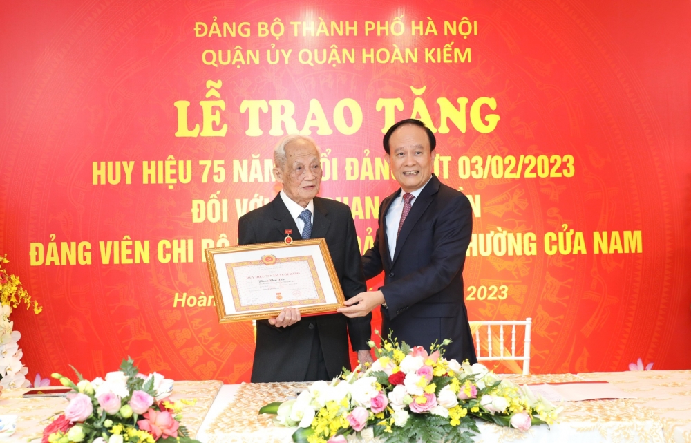 Đồng chí Nguyễn Ngọc Tuấn trao Huy hiệu Đảng cho đảng viên lão thành