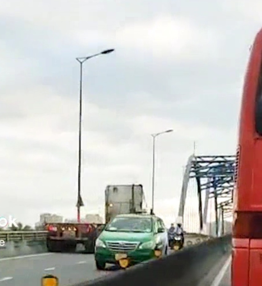 Xử phạt lái xe container chạy ngược chiều cầu Phú Hữu, thành phố Thủ Đức