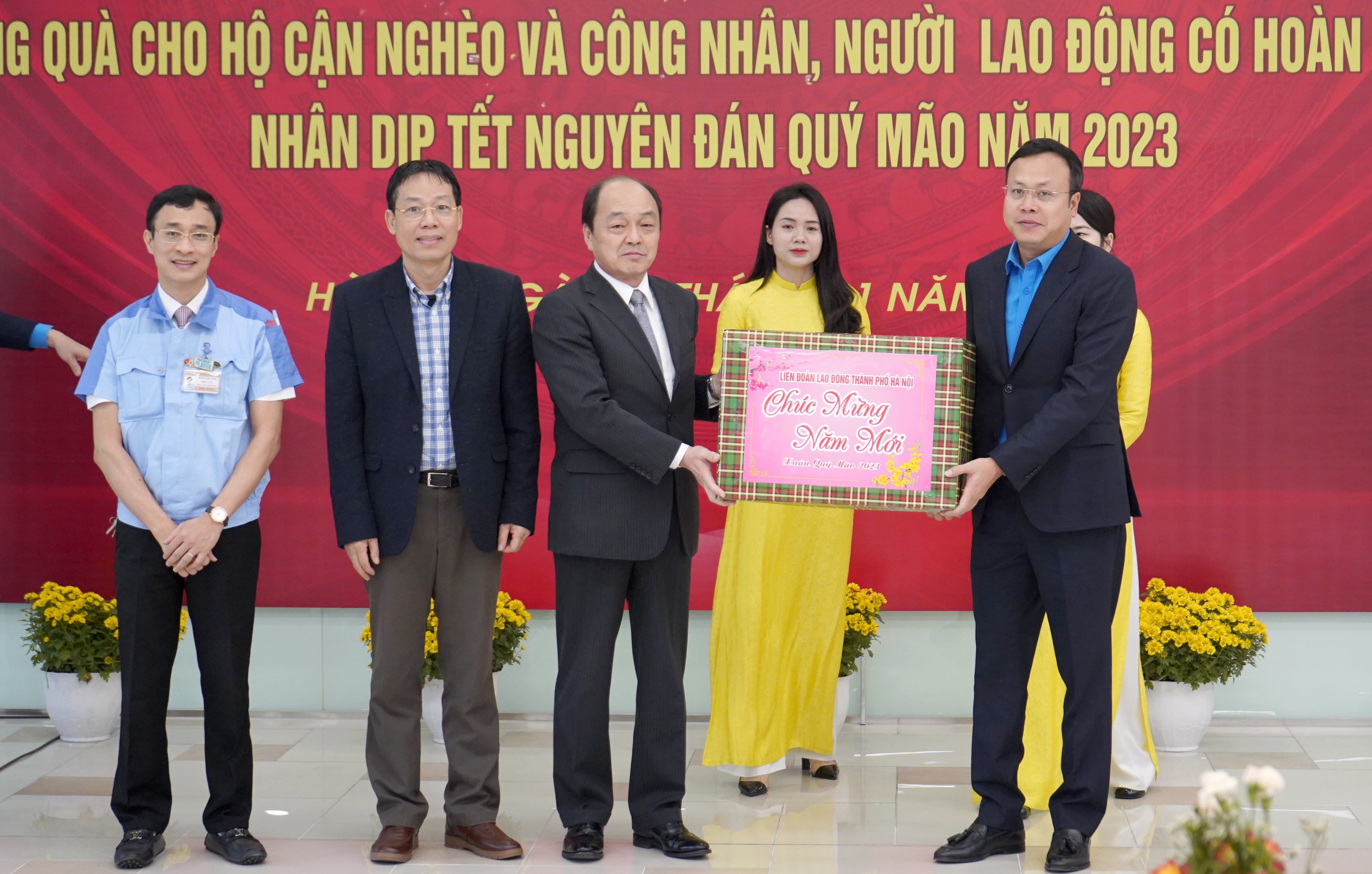 Bí thư Thành ủy Hà Nội Đinh Tiến Dũng thăm, tặng quà Tết cho hộ cận nghèo, công nhân lao động