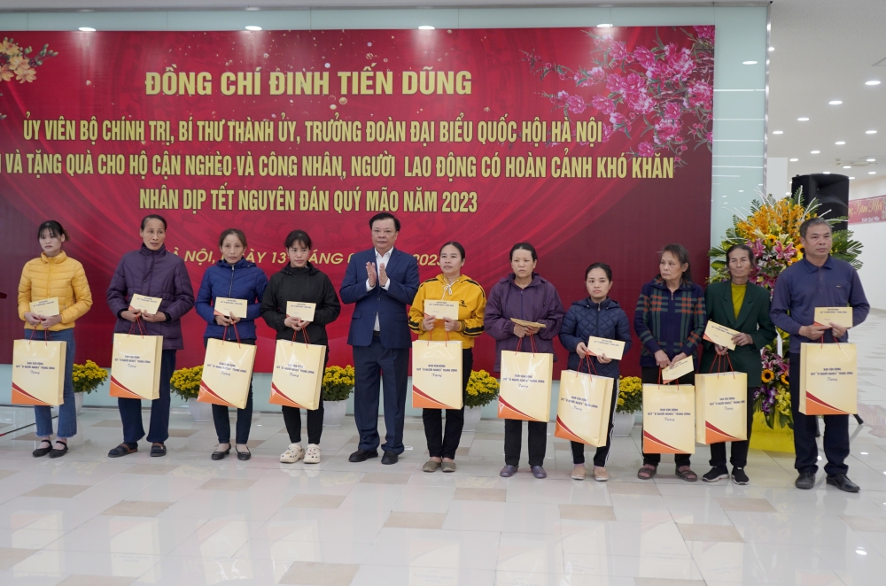Bí thư Thành ủy Hà Nội Đinh Tiến Dũng thăm, tặng quà Tết cho hộ cận nghèo, công nhân lao động