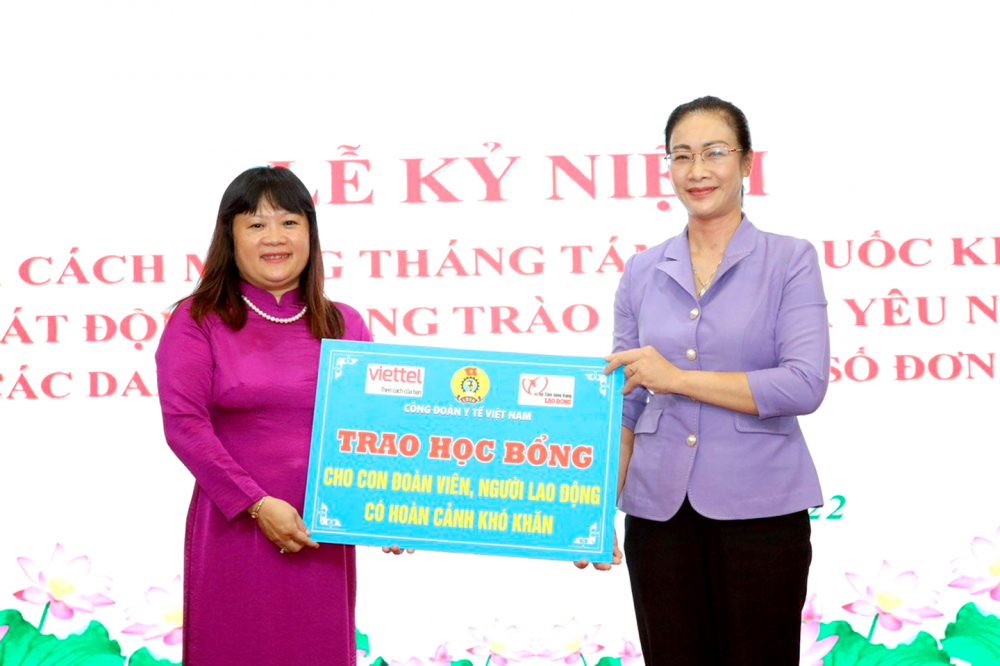 Đồng chí Phạm Thanh Bình, Chủ tịch Công đoàn Y tế Việt Nam (bên phải) thay mặt Công đoàn Y tế Việt Nam trao tặng học bổng cho con của đoàn viên, người lao động có hoàn cảnh khó khăn.