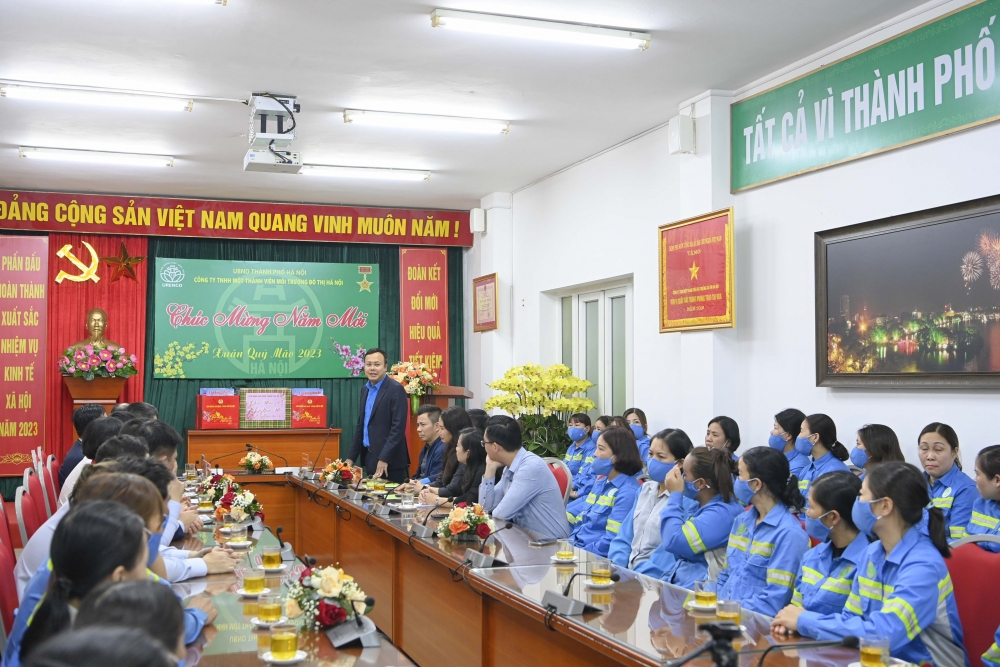 Chủ tịch LĐLĐ thành phố Hà Nội Phạm Quang Thanh thăm, tặng quà người lao động Urenco Hà Nội