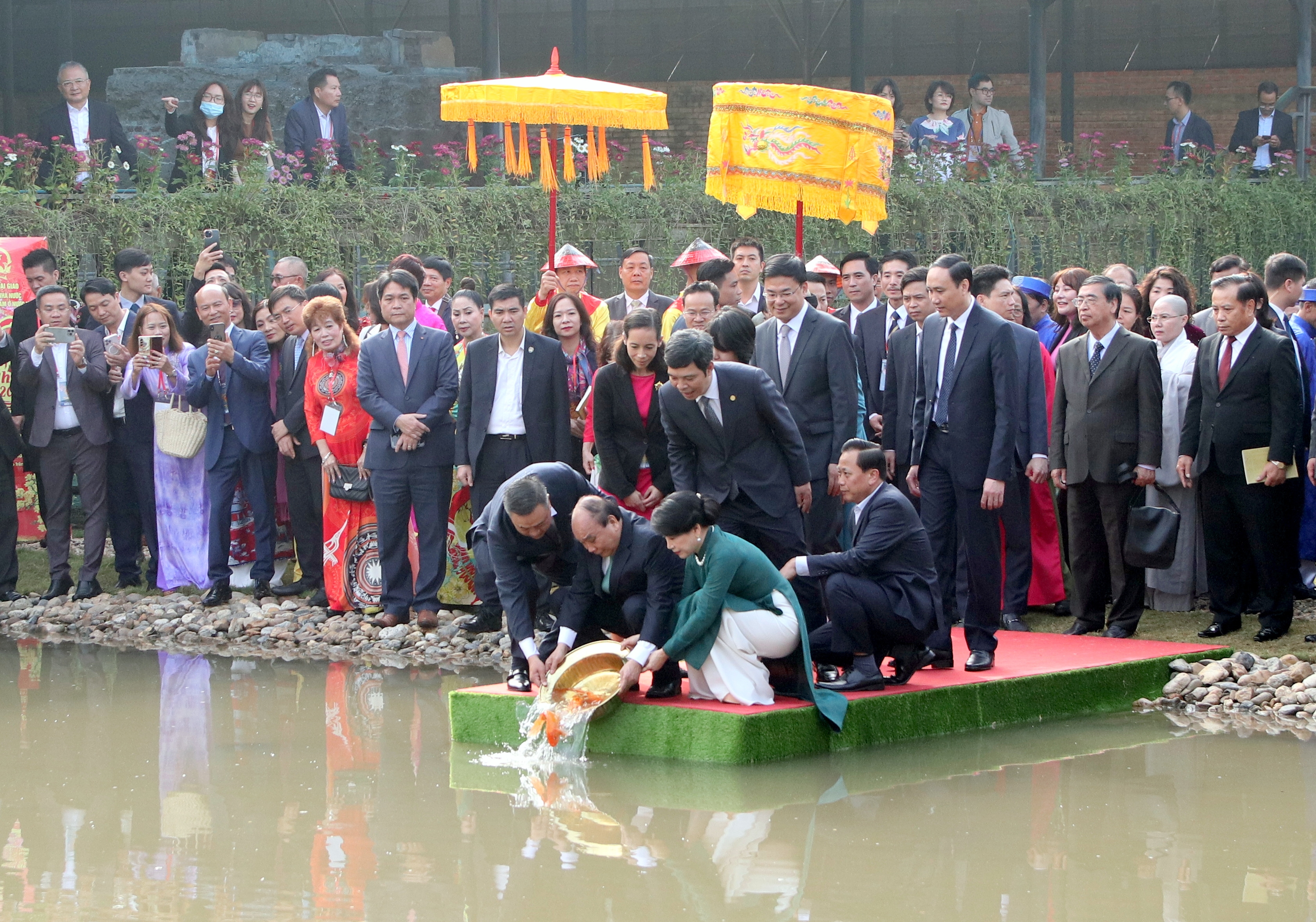 Chủ tịch nước cùng kiều bào thả cá chép, tiễn ông Táo tại Hoàng thành Thăng Long