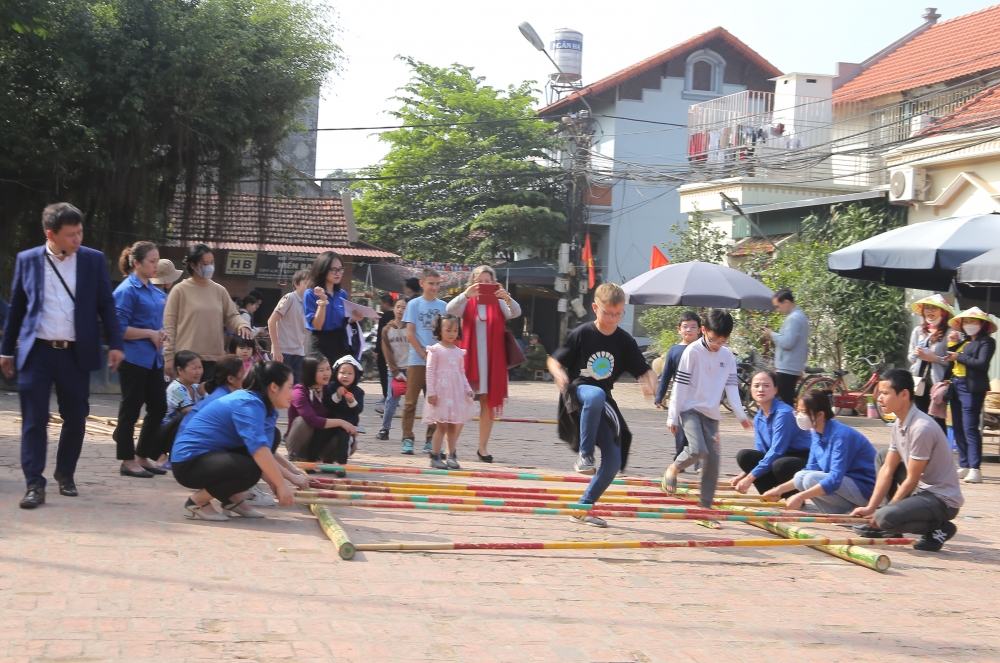 Lan tỏa văn hóa qua Tết Việt tại làng cổ Đường Lâm