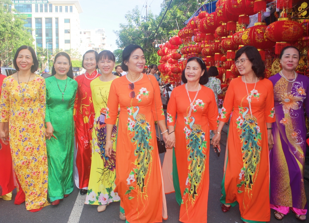 Khoảng thời gian này, từ người lớn đến trẻ nhỏ tại thành phố Nha Trang đã tranh thủ diện những bộ áo dài xuống phố du xuân sớm. (Ảnh: Hương Thảo)