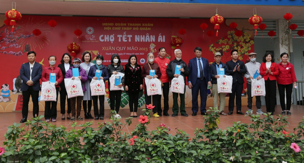 Quận Thanh Xuân: “Chợ Tết nhân ái” sẻ chia với các gia đình khó khăn