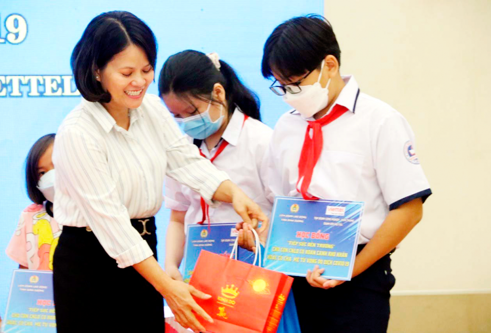 Đồng chí Nguyễn Hoàng Bảo Trân Phó Chủ tịch LĐLĐ tỉnh Bình Dương tặng quà cho con em người lao động.