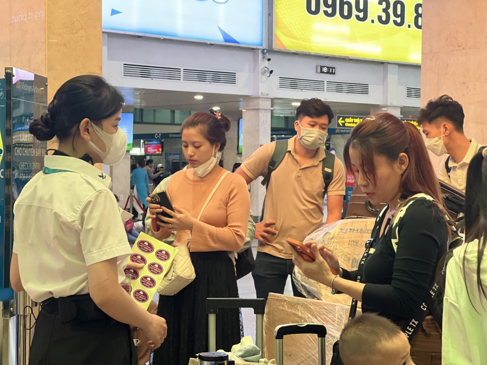 Sân bay Tân Sơn Nhất đông kín người về quê ăn Tết
