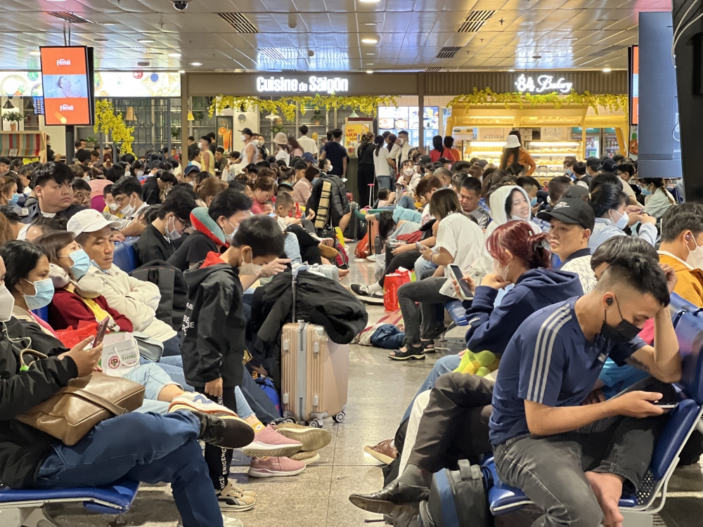 Sân bay Tân Sơn Nhất đông kín người về quê ăn Tết