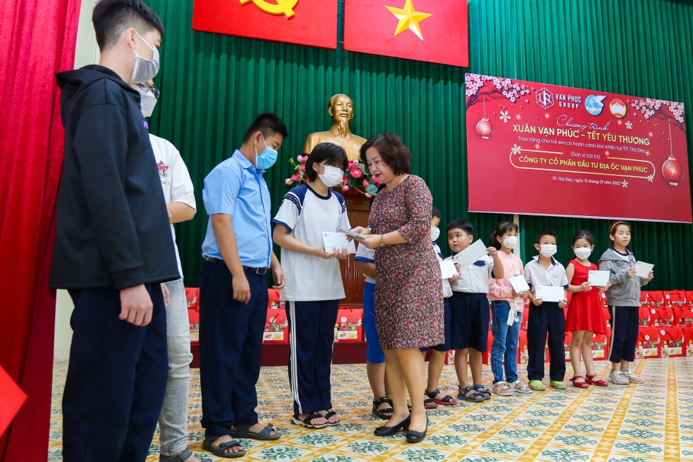 Van Phuc Group tặng quà Tết cho 300 trẻ em có hoàn cảnh khó khăn, mồ côi tại TP.Thủ Đức