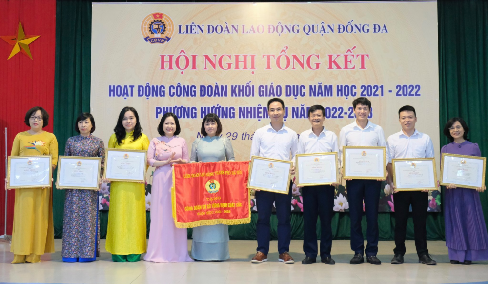 Chủ tịch LĐLĐ quận Đống Đa Lê Thị Kim Huệ (thứ 4 từ trái sang) trao khen thưởng các tập thể, cá nhân đạt thành tích xuất sắc trong hoạt động Công đoàn khối giáo dục.