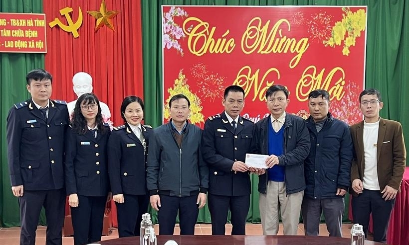 Cục Hải quan Hà Tĩnh tặng quà cho người lao động và các đối tượng chính sách