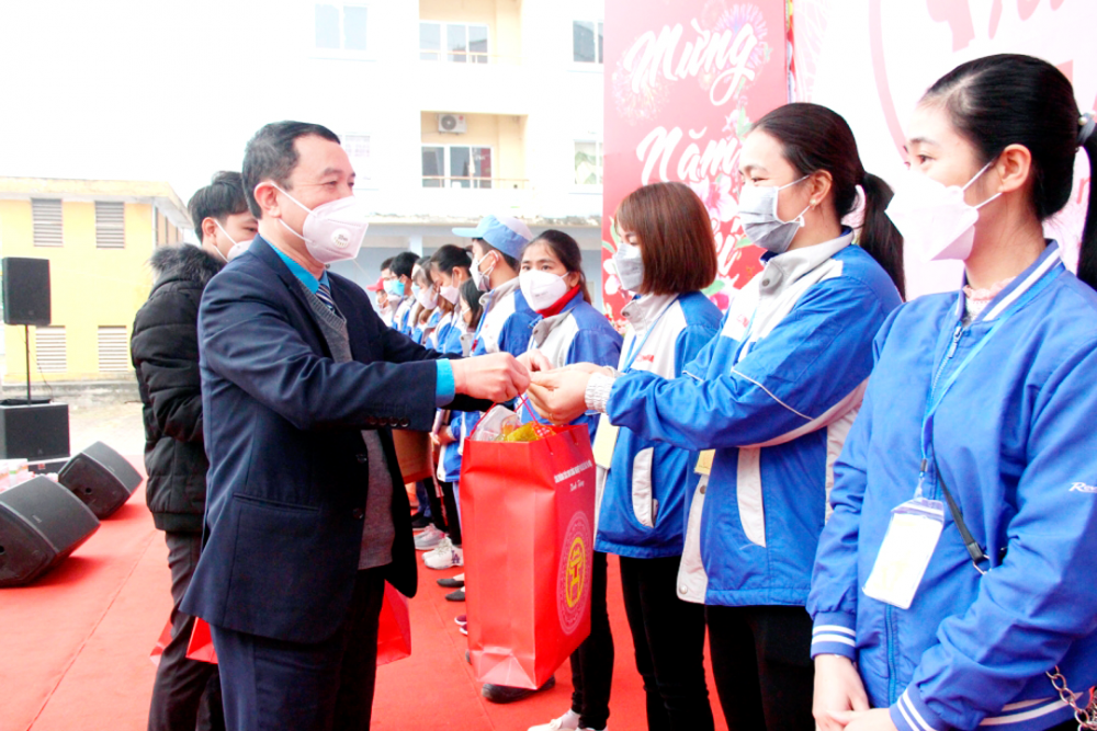 Chủ tịch Công đoàn các KCN&CX Hà Nội Đinh Quốc Toản trao quà Tết cho CNLĐ có hoàn cảnh khó khăn nhân dịp Tết Nguyên đán Nhâm Dần 2022. 