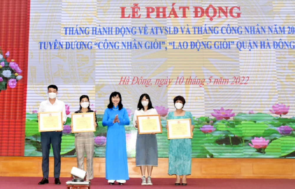 Chủ tịch LĐLĐ quận Hà Đông Phùng Thị Khanh trao tặng Giấy khen cho đoàn viên công đoàn tiêu biểu.