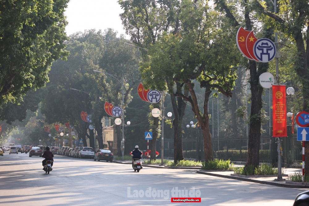 Đường phố Hà Nội trang hoàng rực rỡ đón Tết Quý Mão năm 2023
