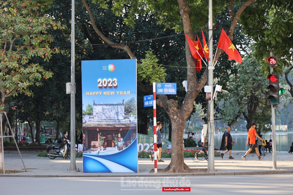 Đường phố Hà Nội trang hoàng rực rỡ đón Tết Quý Mão năm 2023