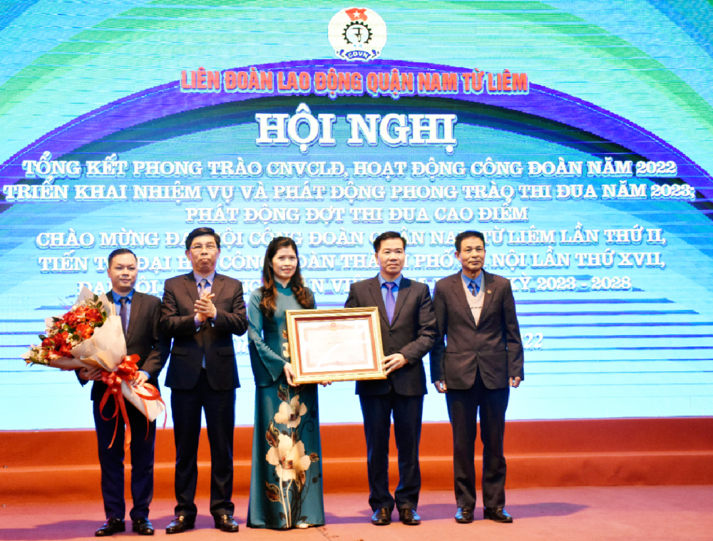 Đồng chí Nguyễn Huy Khánh, Phó Chủ tịch LĐLĐ thành phố Hà Nội trao Bằng khen của Thủ tướng Chính phủ cho LĐLĐ quận Nam Từ Liêm. 