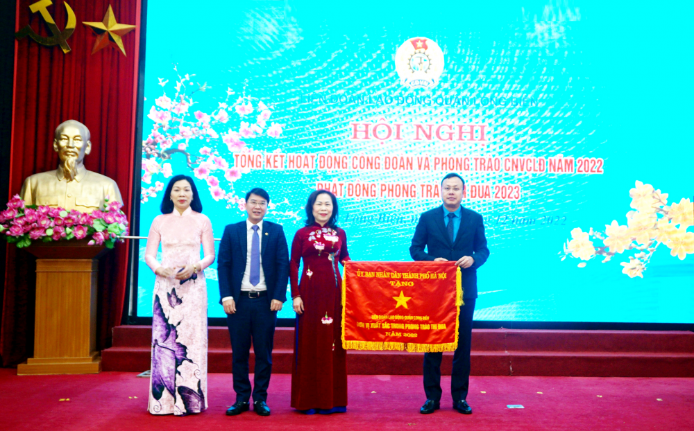 Chủ tịch LĐLĐ thành phố Hà Nội Phạm Quang Thanh trao Cờ thi đua xuất sắc trong phong trào thi đua của UBND Thành phố cho LĐLĐ quận Long Biên. Ảnh: B.D
