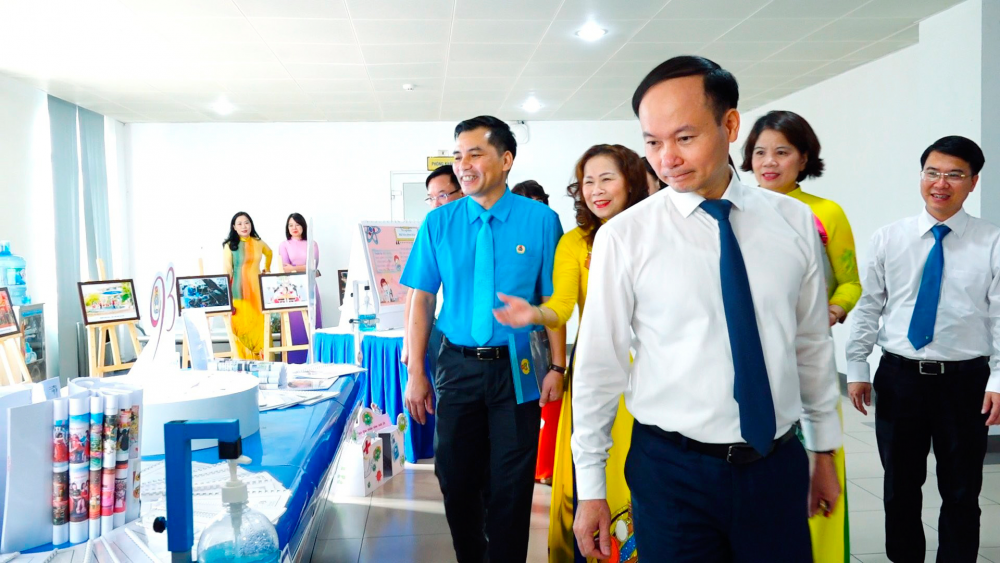 Lãnh đạo LĐLĐ thành phố Hà Nội, quận Long Biên thăm góc trưng bày ý tưởng sáng tạo trong CNVCLĐ.
