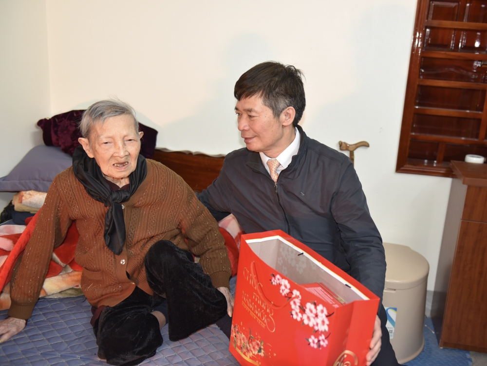 Lãnh đạo Bảo hiểm xã hội thành phố Hà Nội thăm, tặng quà Tết tới Mẹ Việt Nam Anh hùng