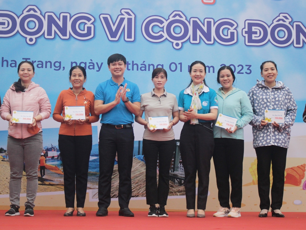 Ông Bùi Hoài Nam, Chủ tịch LĐLĐ tỉnh Khánh Hòa trao quà cho các đoàn viên công đoàn có hoàn cảnh khó khăn. (Ảnh: Hương Thảo)