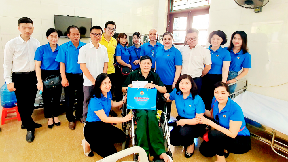 Công đoàn quận Hoàng Mai tặng quà tri ân tại Trung tâm điều dưỡng thương binh Duy Tiên.