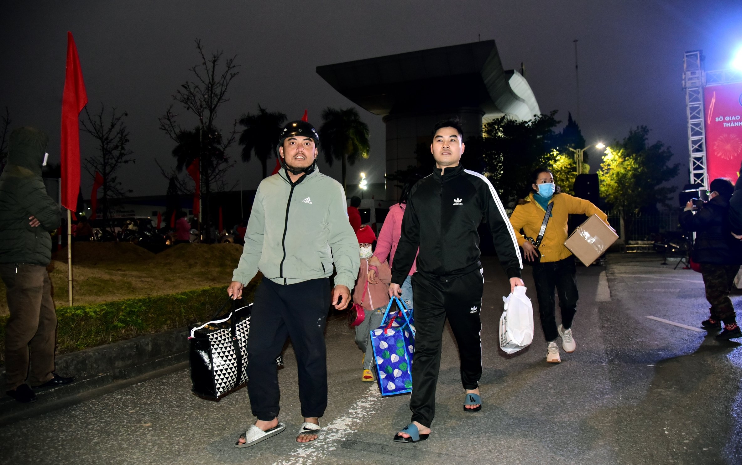 TRỰC TUYẾN HÌNH ẢNH: 25 chuyến xe nghĩa tình của Công đoàn Thủ đô đưa công nhân lao động về quê đón Tết