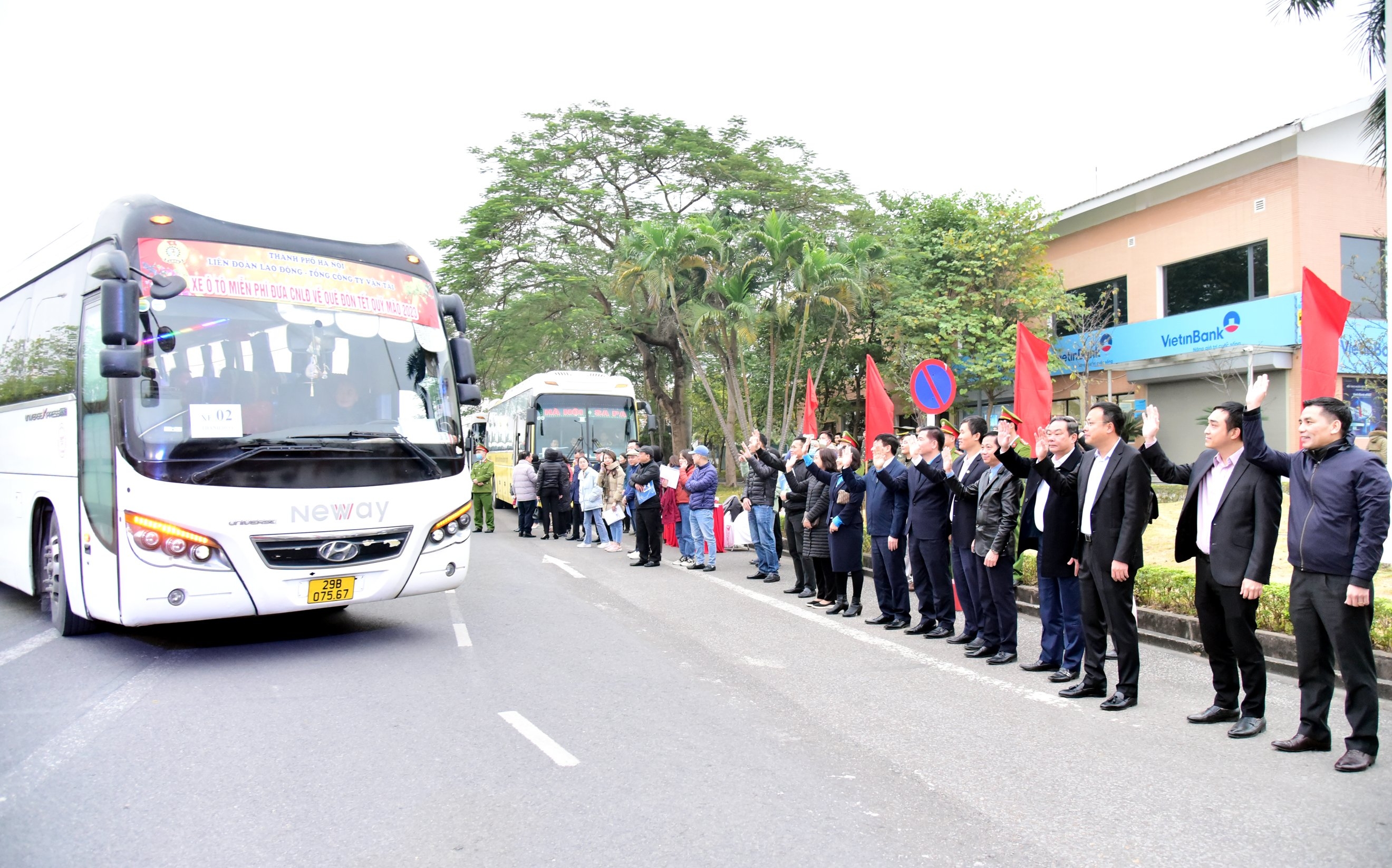 Những người “đi sớm, về hôm” tổ chức xe cho công nhân về quê đón Tết