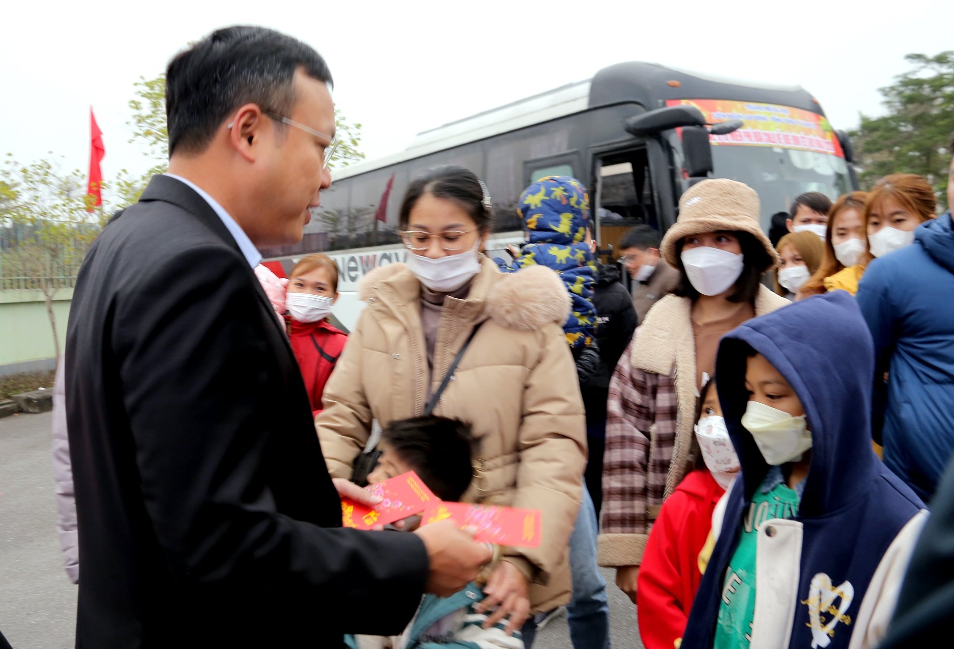 TRỰC TUYẾN HÌNH ẢNH: Những chuyến xe nghĩa tình của Công đoàn Thủ đô đưa công nhân về quê đón Tết
