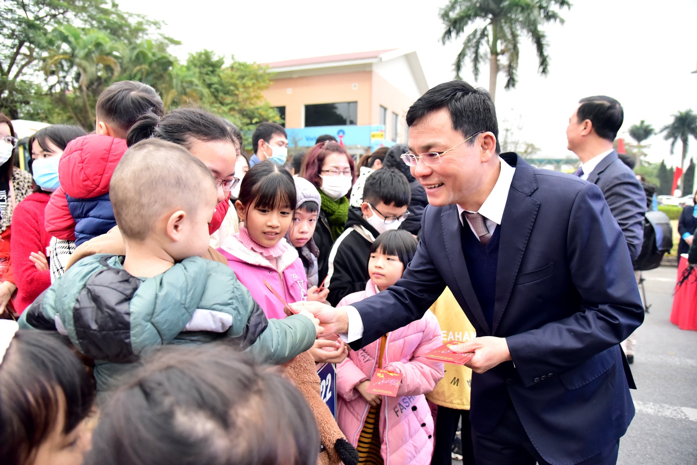 TRỰC TUYẾN: Công đoàn Thủ đô tổ chức 25 chuyến xe miễn phí đưa công nhân về quê đón Tết