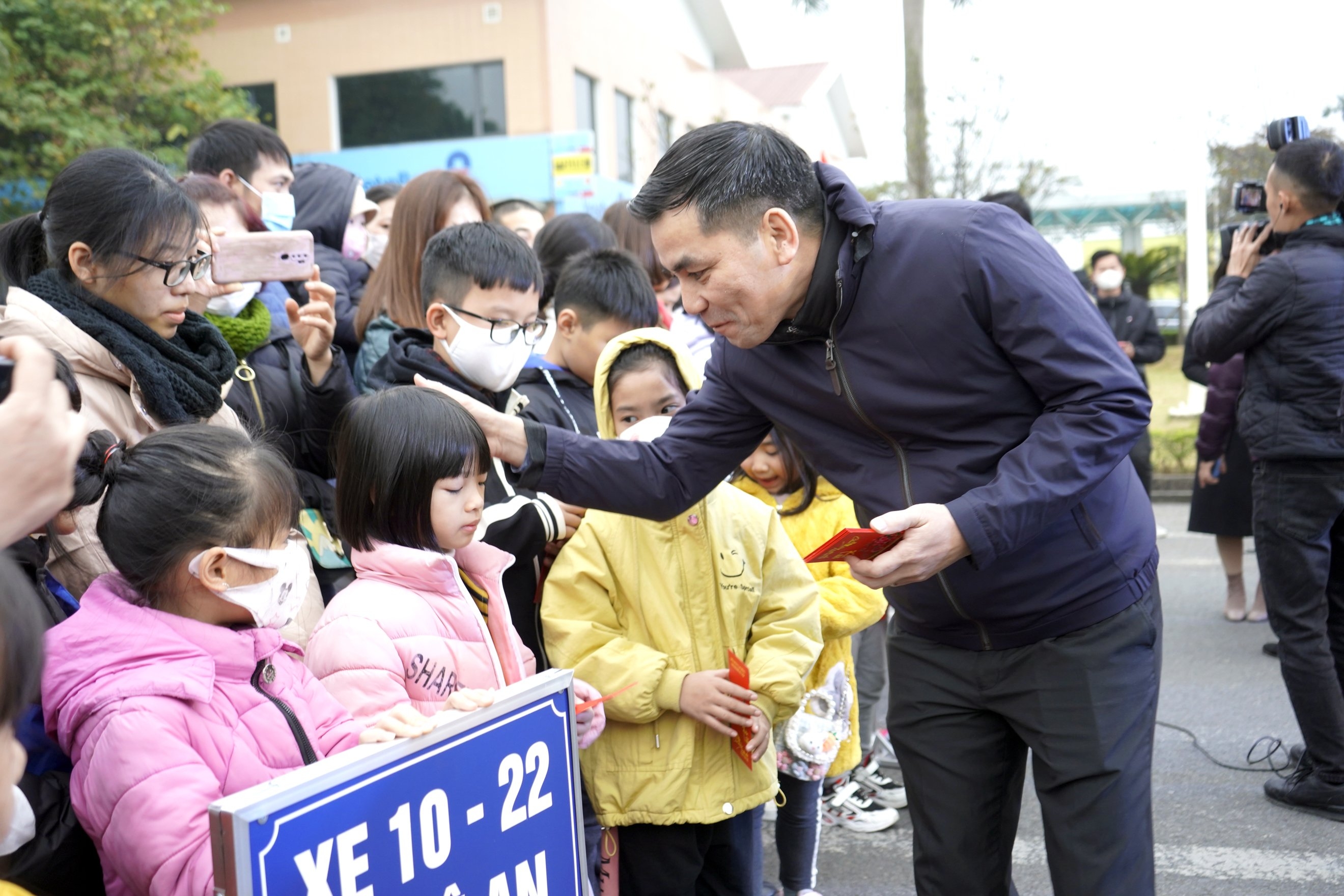 TRỰC TUYẾN: Công đoàn Thủ đô tổ chức 25 chuyến xe miễn phí đưa công nhân về quê đón Tết