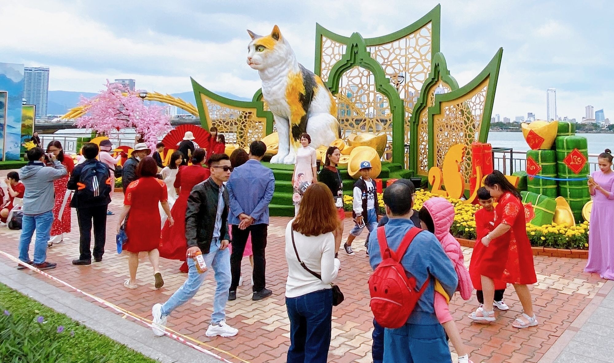 Đà Nẵng mở cửa đường hoa Tết, người dân đổ về vui chơi sớm