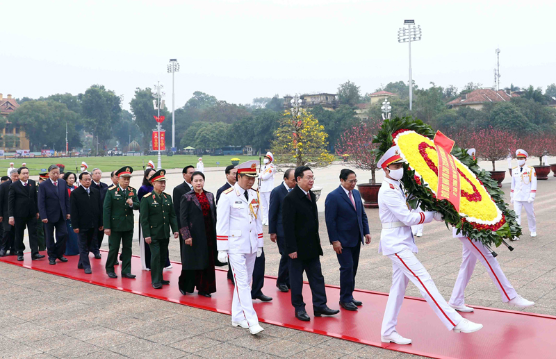 Lãnh đạo Đảng, Nhà nước và Thủ đô Hà Nội viếng Chủ tịch Hồ Chí Minh và các Anh hùng liệt sĩ