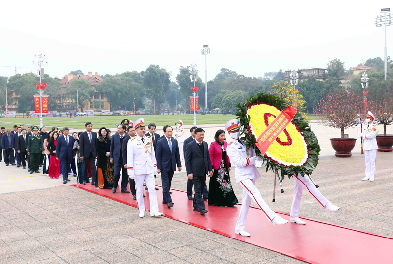 Lãnh đạo Đảng, Nhà nước và Thủ đô Hà Nội viếng Chủ tịch Hồ Chí Minh và các Anh hùng liệt sĩ