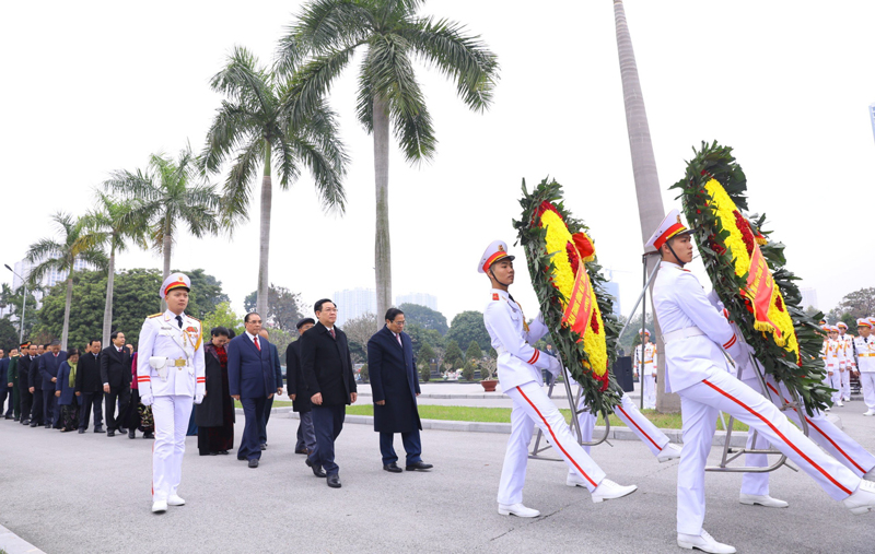 Lãnh đạo Đảng, Nhà nước và Thủ đô Hà Nội viếng Chủ tịch Hồ Chí Minh và các Anh hùng liệt sĩ