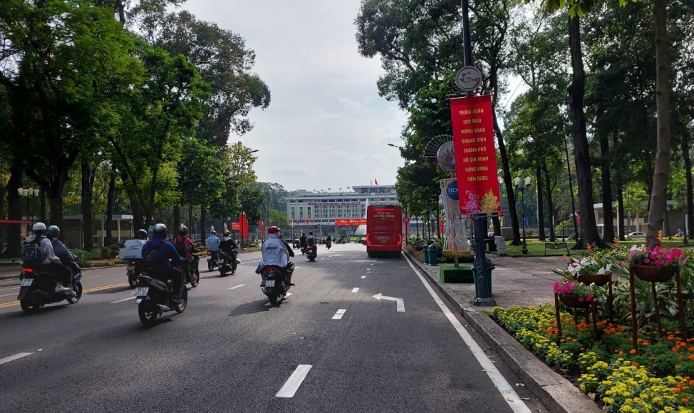 Đường phố TP.Hồ Chí Minh rực rỡ đón chào Xuân Quý Mão 2023